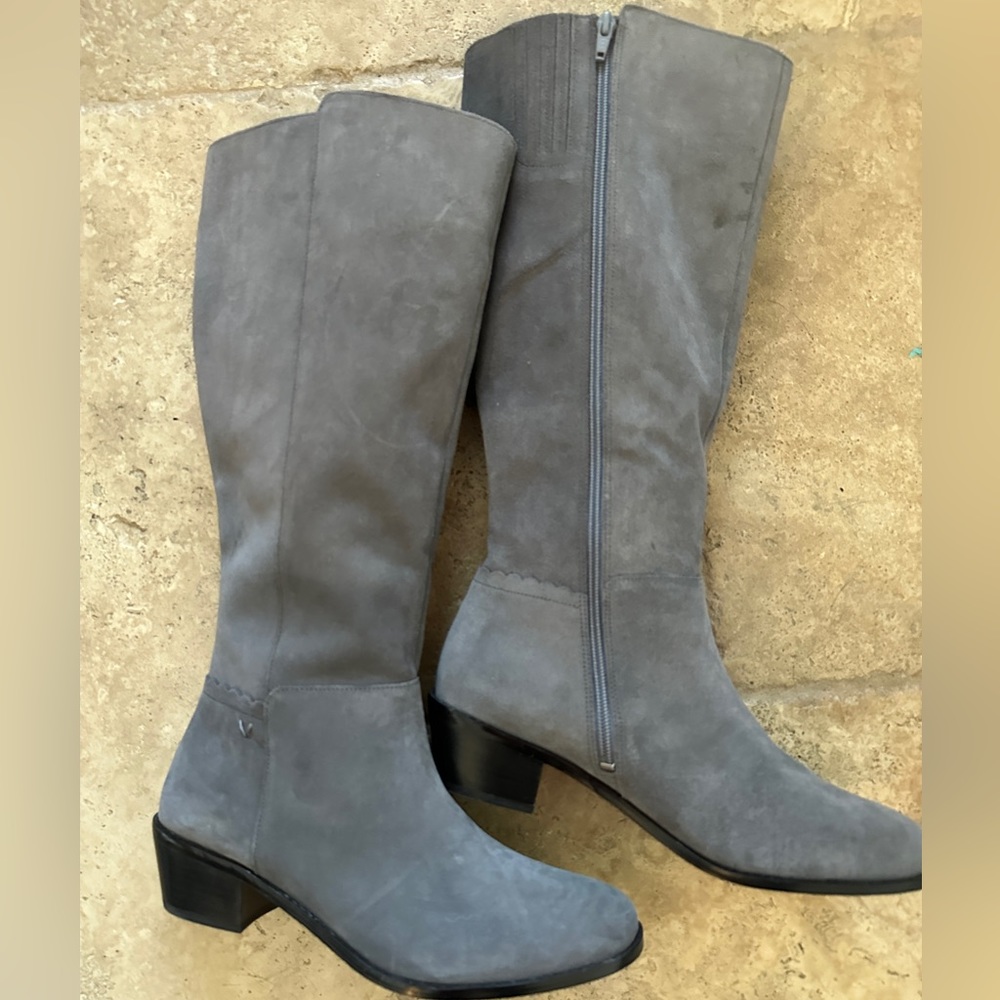 Vionic boots.